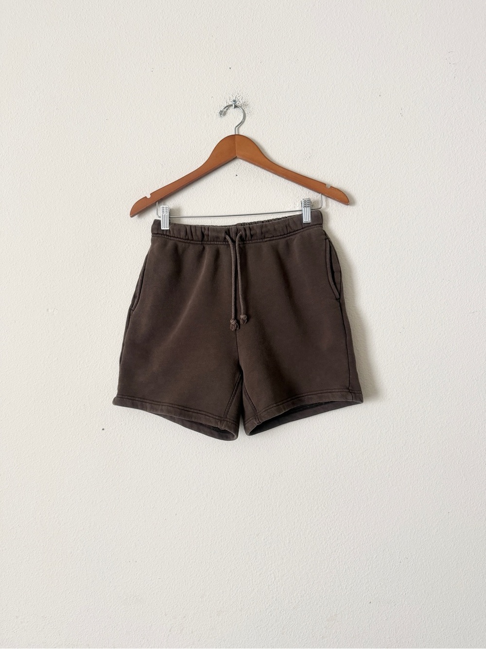 Elwood XS 100% organic cotton Core Pocketed 5” Sweatshort in vintage brown